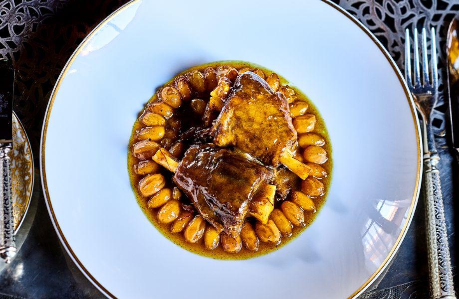 restaurant-awaiting-2