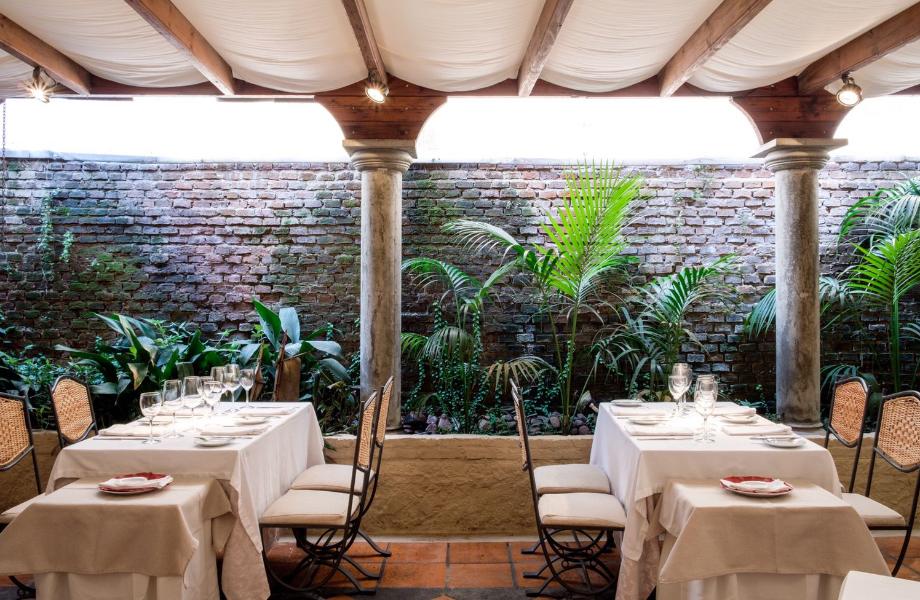 restaurant-awaiting-1