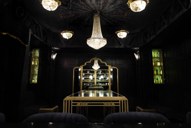 NA50BB23-handshake-interior